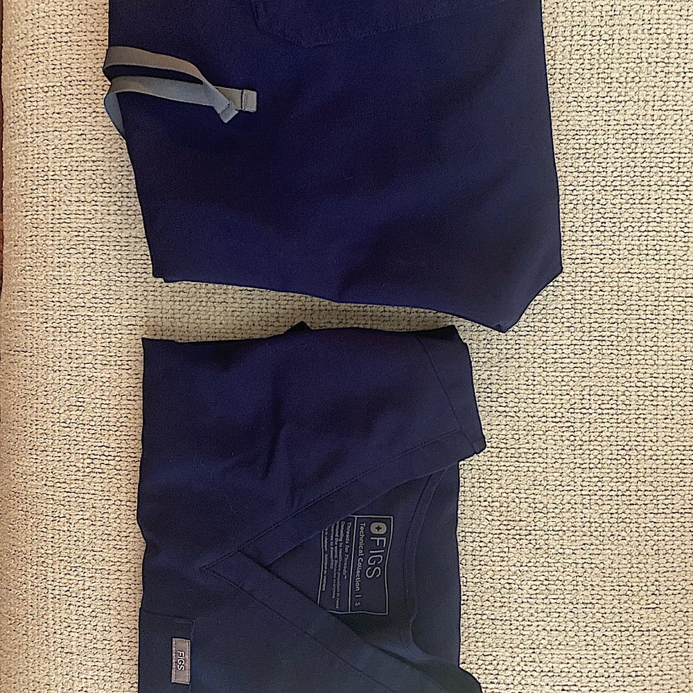 Navy Catarina- One-Pocket Scrub Top - S 
Navy Yola- High Waisted Scrub Pants -S